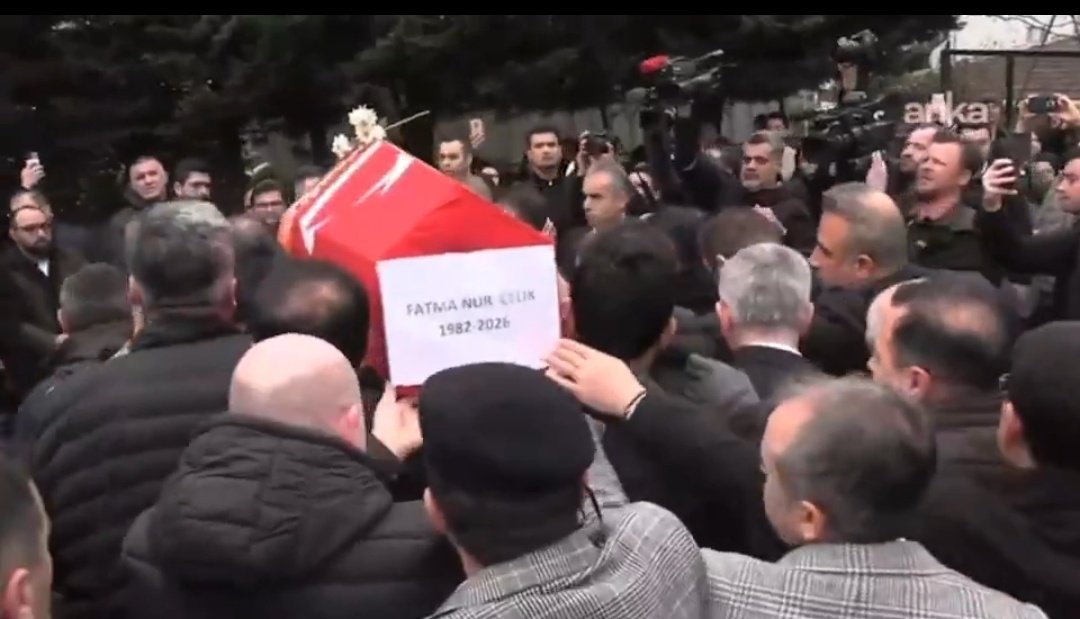 Dadas_Beg25's tweet photo. Omuzlar üzerine alınmak için illa ölmesi mi gerekiyor öğretmenlerin...
#FatmaNurÇelik https://t.co/fmy8WBhcOC
