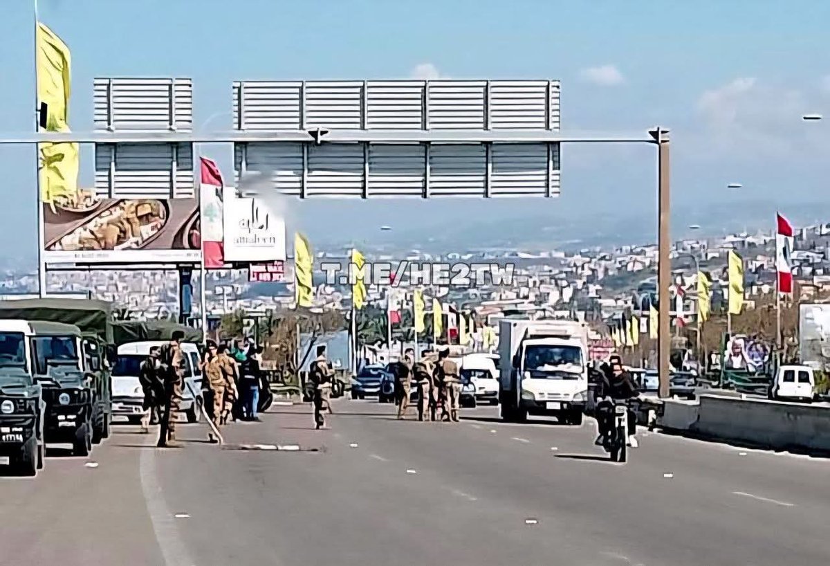 الجيش اللبناني يقوم بتفتيش المتجهين إلى الجنوب اللبناني
لمنع تسلل عناصر حزب الله والتأكد من عدم وجود أسلحة وذخيره تجنبا لمواجهة اجتياح إسرائيل للجنوب