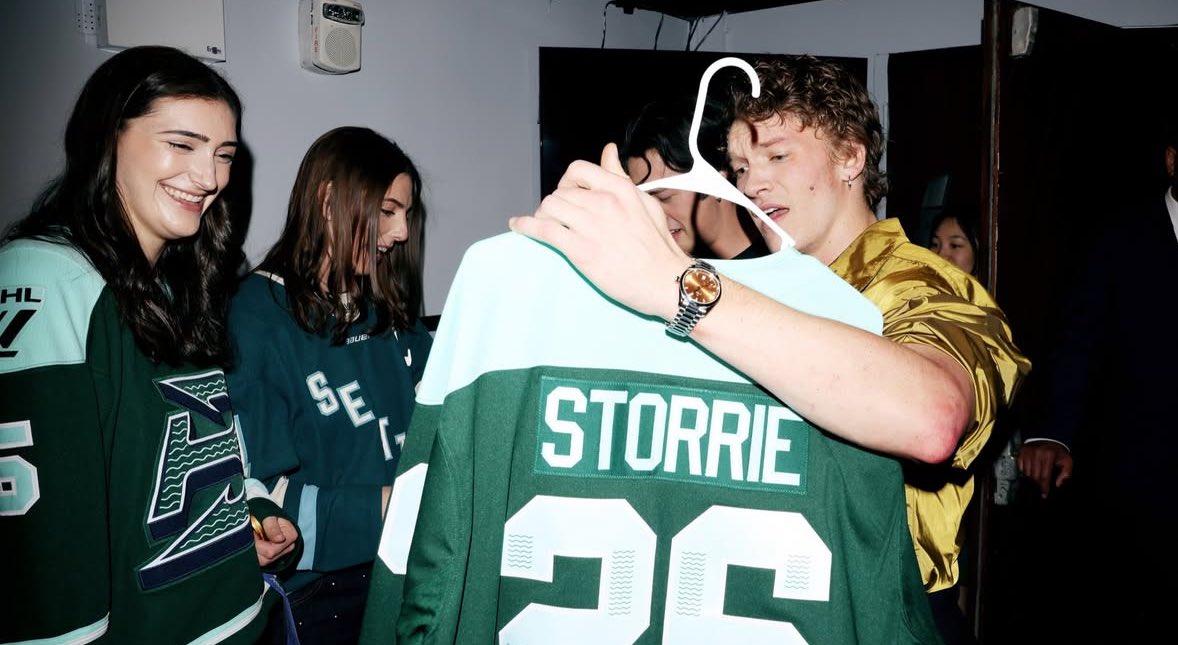 cay🪽🏒 tweet media