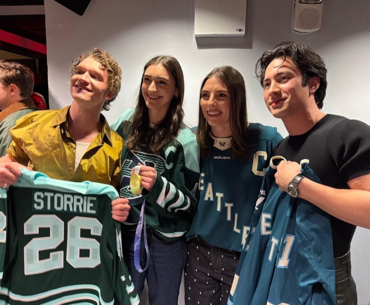 cay🪽🏒 tweet media