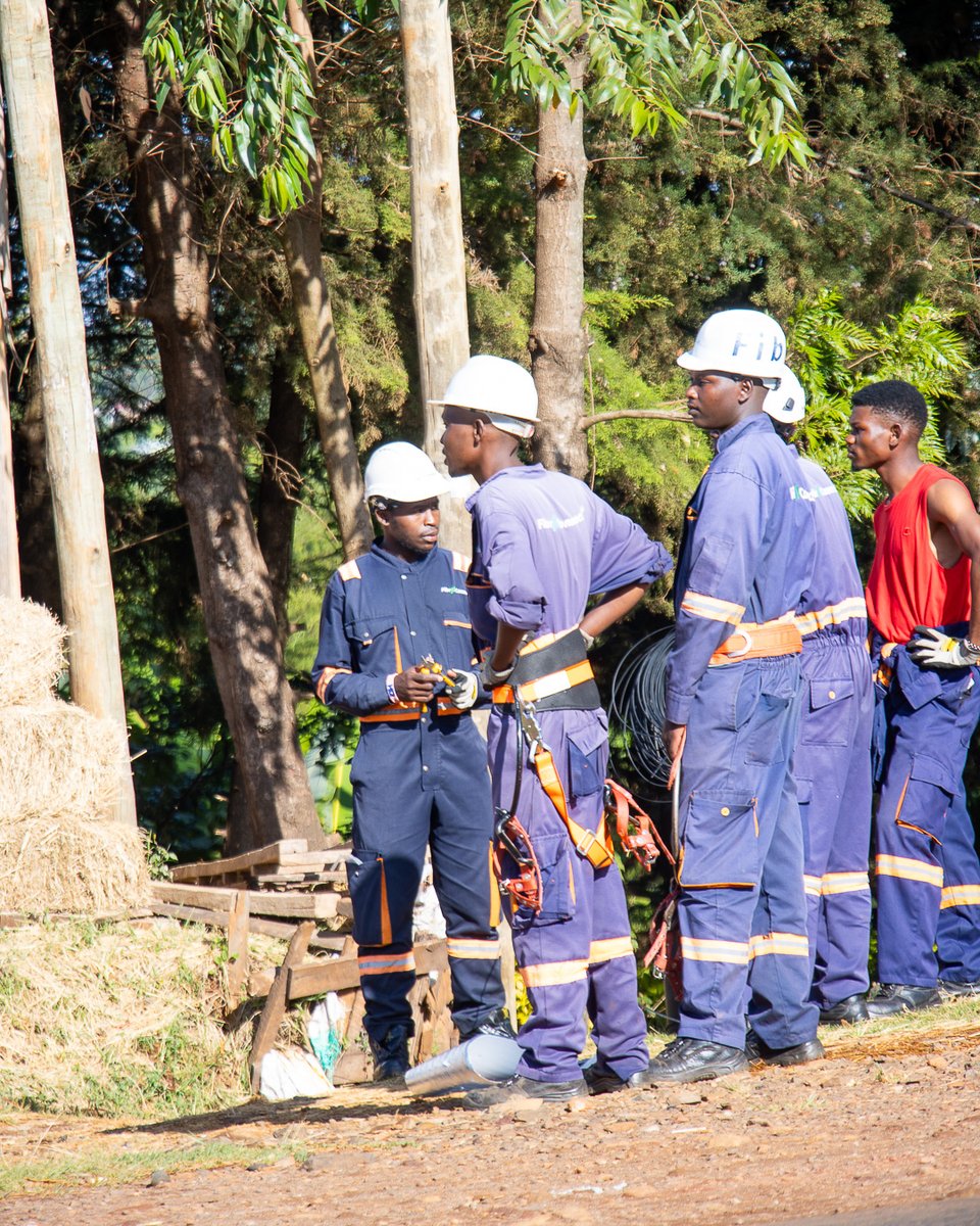Fibreconnectke's tweet photo. When the fibre is not fibre-ring...🤔🔌
Na sasa, who touched the router?
😎Not to worry...just give the squad a minute🚀 #fibrelife #BehindTheScenes  #stayconnected https://t.co/o3lVObEQyx