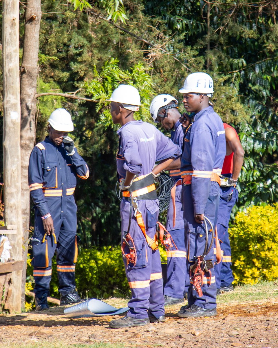 Fibreconnectke's tweet photo. When the fibre is not fibre-ring...🤔🔌
Na sasa, who touched the router?
😎Not to worry...just give the squad a minute🚀 #fibrelife #BehindTheScenes  #stayconnected https://t.co/o3lVObEQyx