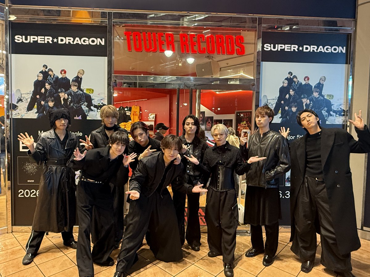 TOWER_Shibuya's tweet photo. 【SUPER★DRAGON】#しぶやスタダ

／
3/4にMajor 5th Single「#Breakoff」を
リリースされる #SUPERDRAGON のみなさんに
イベント終了後、ご訪店いただきました😭✨
＼

バンドサウンドと #スパドラ の力強い声とダンスが
最強の化学反応を起こした1曲が世に放たれました⚡️

サインは1F展開、大型パネルに
コメントカードは4F展開にございますᝰ✍🏻

#BLUE のみなさまのご来店
お待ちしております💙✨（美）