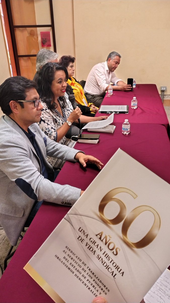 PaCKidermO's tweet photo. Alegría y orgullo cuando colegas como @dulcesanchez10, triunfan con su trabajo periodístico y literario. #60AñosUnaGranHistoriaDeVidaSindical, #Amazón. #SindicatoDeTrabajadoresAlServicioDeLosPoderesDelEstadoDePueblaYOrganismosDescentralizados, #SanRoque. @vparedes11 #PaCKidermO🐘 https://t.co/fVEJlI6ffb