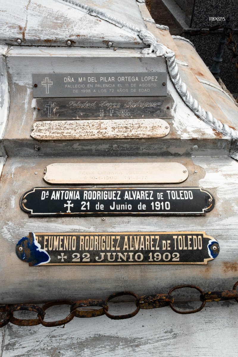 filocalus's tweet photo. 36_ Cementerio Nuestra Señora de los Ángeles (Palencia 🇪🇸)

#typelovers #mixandmatch #typography #lettercutters #porcelain #metaletching #heritage #cemetery #grave #memorial #epitaph https://t.co/yP34DrAxKo