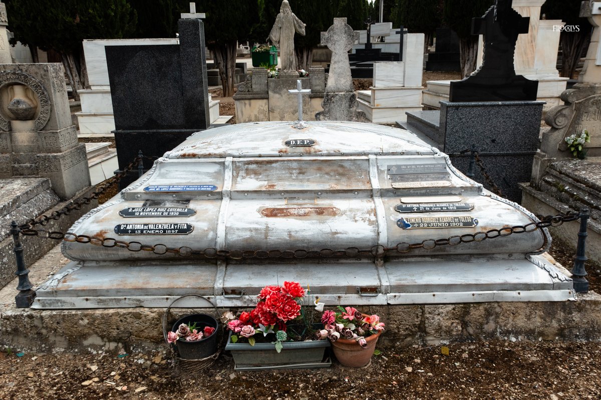 filocalus's tweet photo. 36_ Cementerio Nuestra Señora de los Ángeles (Palencia 🇪🇸)

#typelovers #mixandmatch #typography #lettercutters #porcelain #metaletching #heritage #cemetery #grave #memorial #epitaph https://t.co/yP34DrAxKo