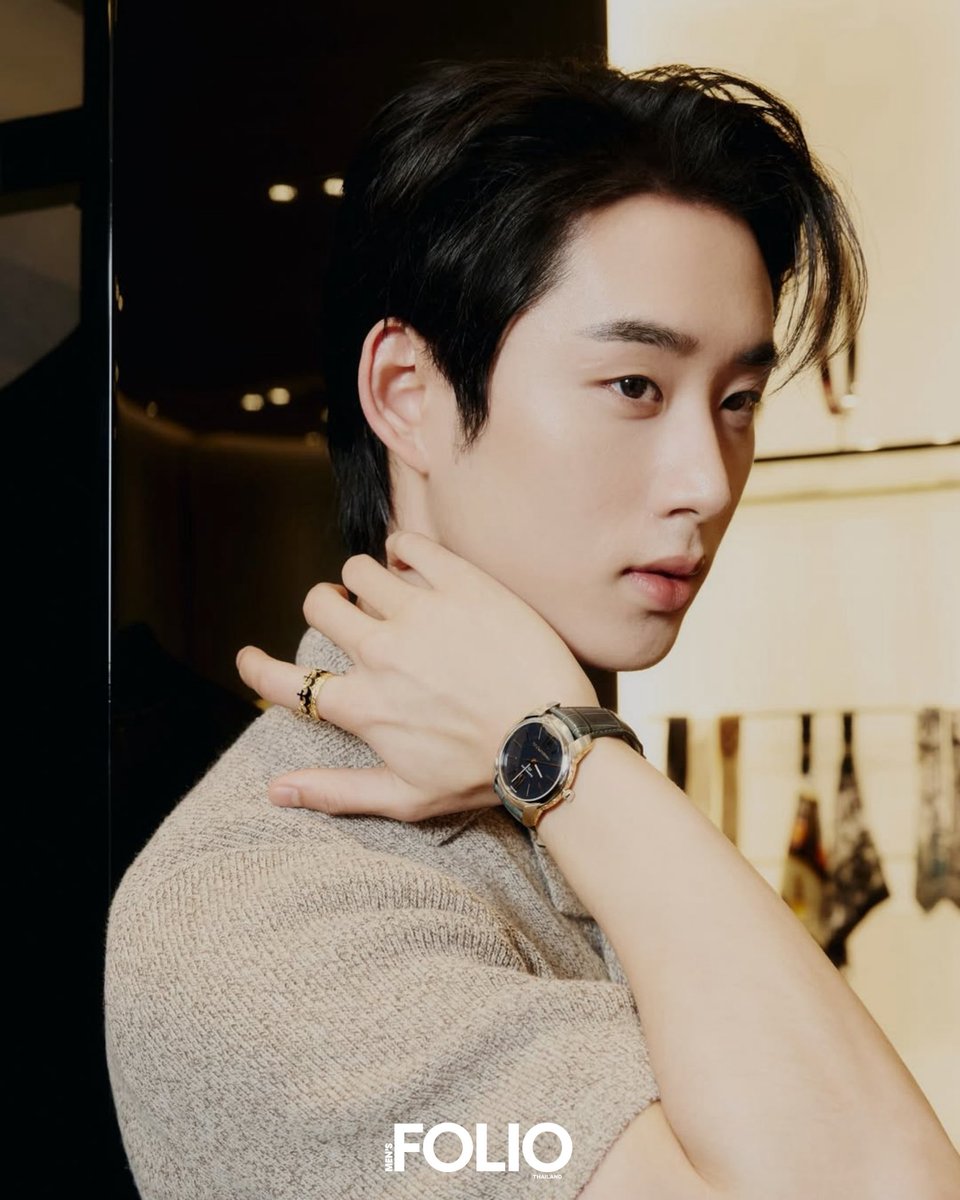 เอส ศุภ สวมเสื้อโปโลและกางเกงผ้า cotton จับคู่กระเป๋า Vittoria สีน้ำตาลและรองเท้า Suede loafers เสริมด้วยนาฬิกา DG7 Gattopardo ตัวเรือนสตีลและทองคำโรสโกลด์ 18 กะรัต สายหนังจระเข้ พร้อม Royal Ring ทองคำ 18 กะรัตประดับเพชร

#MensFolioThailand
#DGPS26
#DolceGabbanaXEst
#DolceGabbana