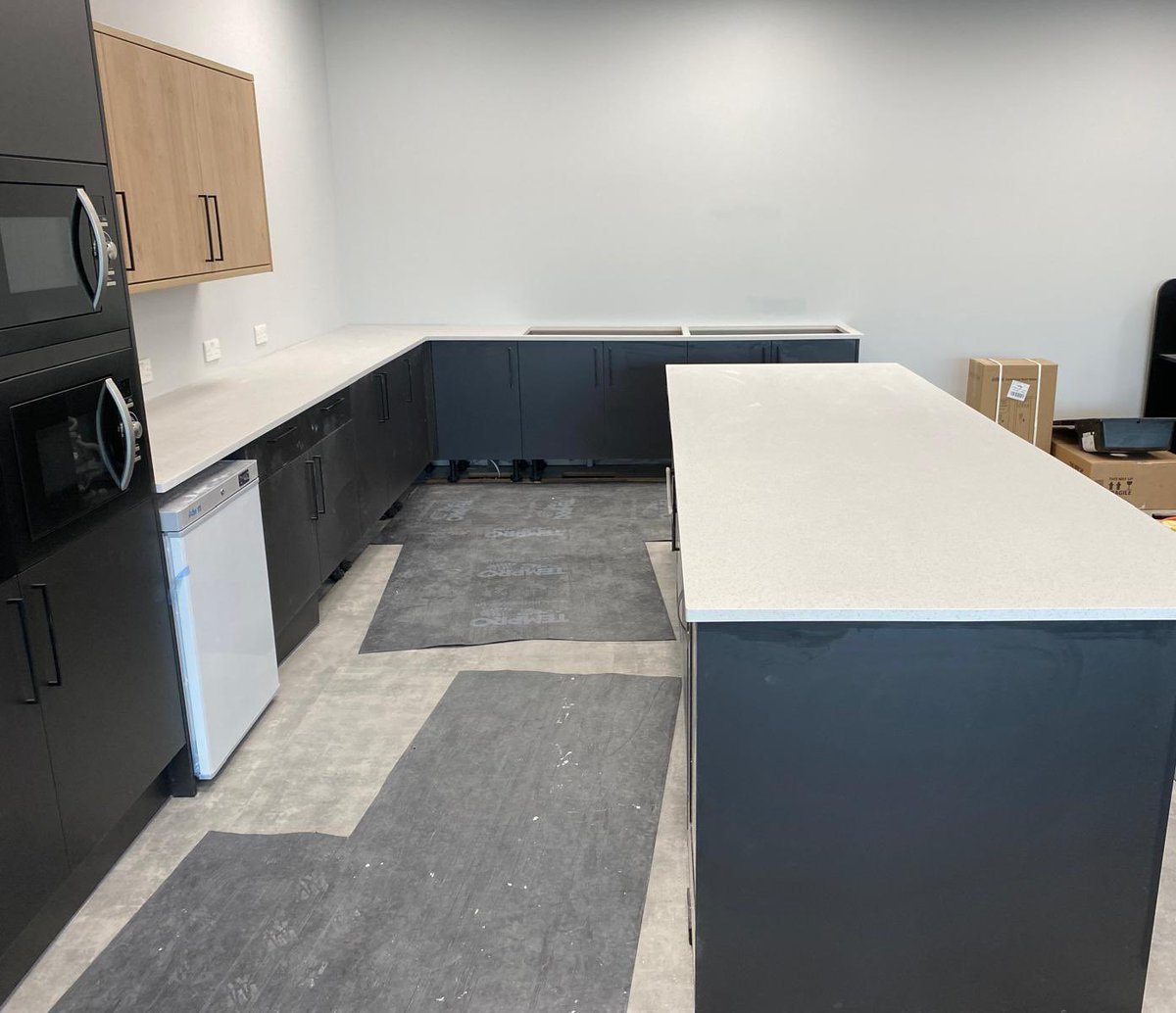 Jackman4Worktop's tweet photo. Minerva Grey Crystal installed in an office environment in Corringham, with cut outs for customers own inset sinks. https://t.co/YICtBQtZch