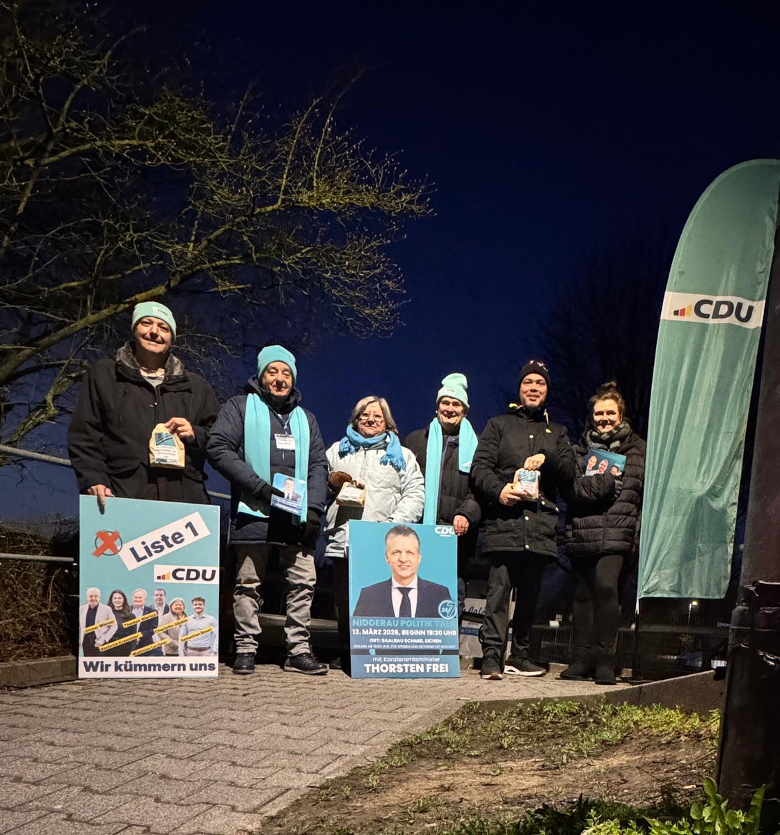 06:00 Uhr, 0 Grad, volle Motivation! ❄️🍎

Wir haben heute Morgen die Pendler am Bahnhof #Nidderau Windecken mit einem gesunden Frühstück überrascht. Ein kleiner Energie-Kick für den Weg zur Arbeit. Wer anpackt, dem darf auch mal danke sagen! 🥨🦁

#CDU #Frühschicht #Wahl2026