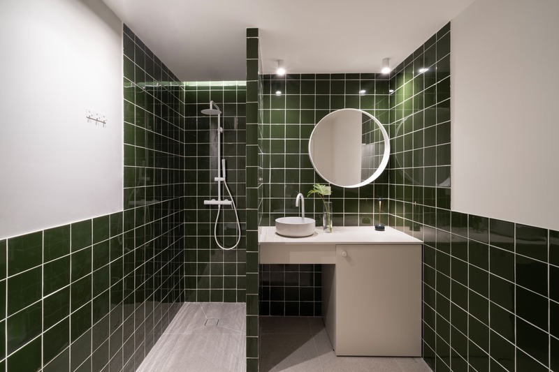 nanarquitectura's tweet image. En el Grao de #valencia, un local sin uso se transforma en apartamento vacacional con el azulejo verde 🏠 

El proyecto, firmado por S-tudio Base, potencia la #luznatural y apuesta por un salón convertible para optimizar el espacio desde el #interiorismo.

eu1.hubs.ly/H0sfzzz0