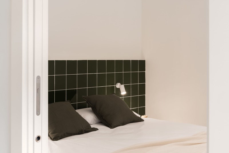 nanarquitectura's tweet image. En el Grao de #valencia, un local sin uso se transforma en apartamento vacacional con el azulejo verde 🏠 

El proyecto, firmado por S-tudio Base, potencia la #luznatural y apuesta por un salón convertible para optimizar el espacio desde el #interiorismo.

eu1.hubs.ly/H0sfzzz0