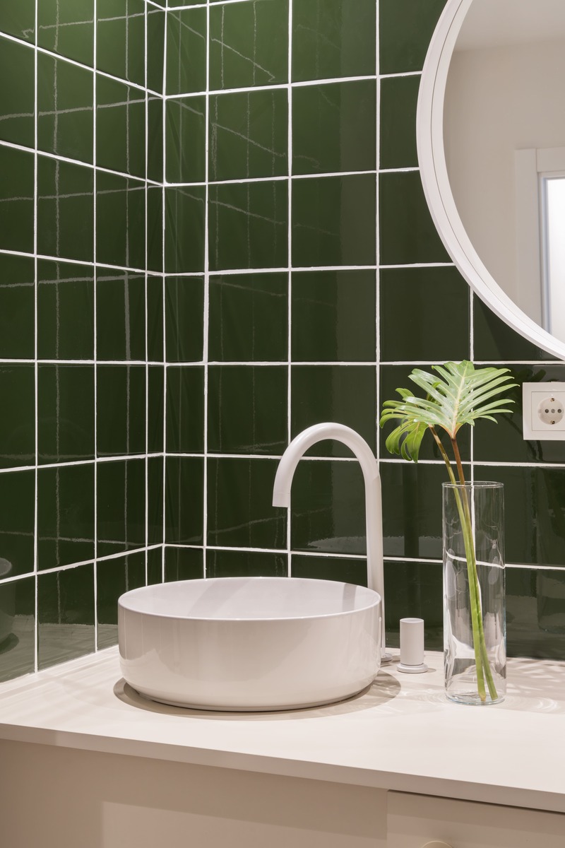 nanarquitectura's tweet image. En el Grao de #valencia, un local sin uso se transforma en apartamento vacacional con el azulejo verde 🏠 

El proyecto, firmado por S-tudio Base, potencia la #luznatural y apuesta por un salón convertible para optimizar el espacio desde el #interiorismo.

eu1.hubs.ly/H0sfzzz0