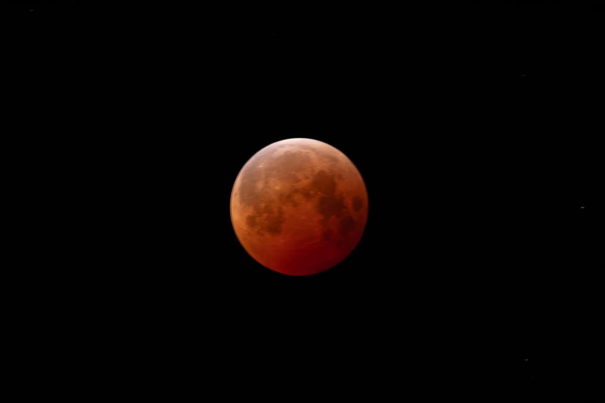 karamrlox's tweet photo. El cielo nos regala un espectáculo único. 🌕🌘🌑 ✨La Luna se tiñe de rojo y el silencio de la noche se vuelve mágico ✨ #EclipseLunar #LunaDeSangre" https://t.co/XMjHzPWOYf
