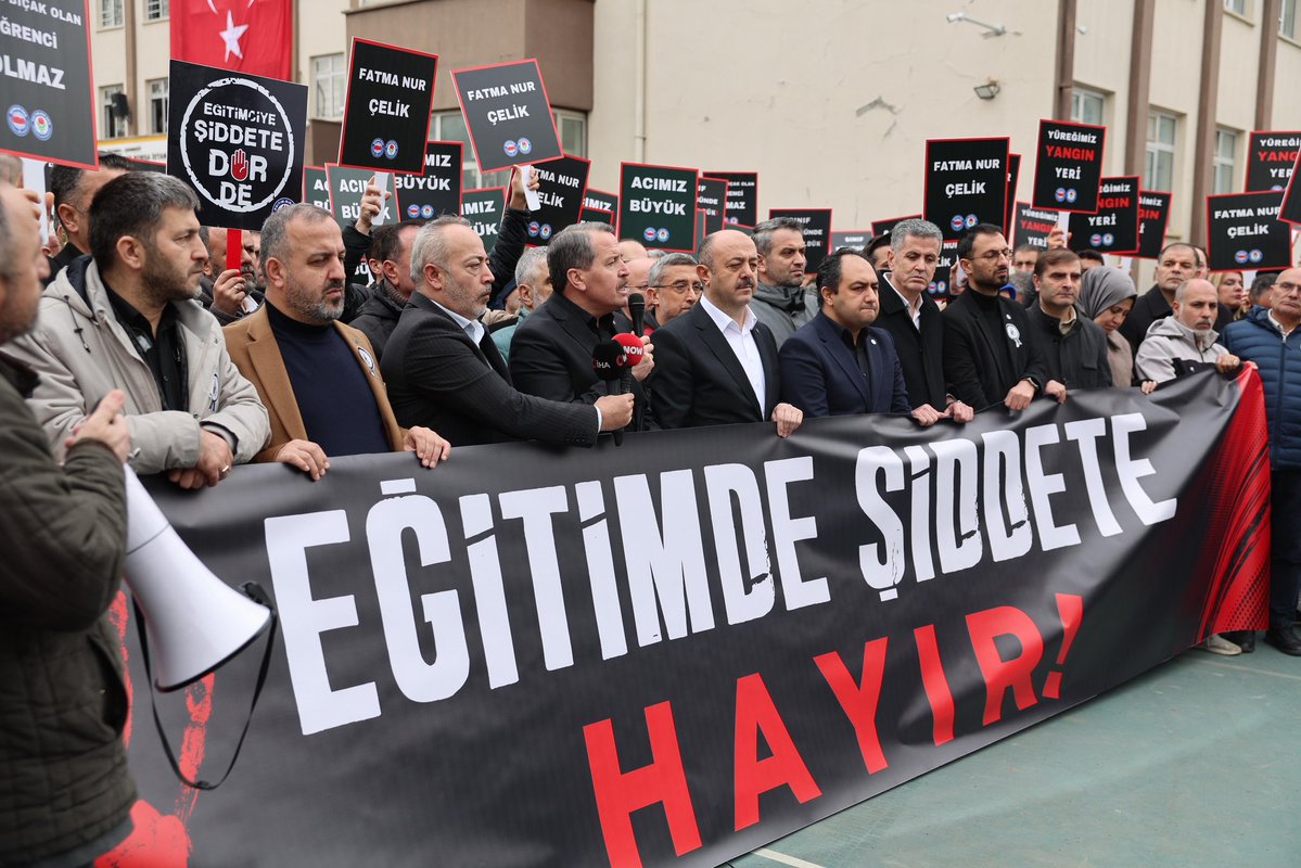 Öğretmeni olduğumuz öğrenci tarafından öldürülmek ölümden acı

İstanbul Çekmeköy ilçesinde öğrencisi tarafından bıçaklanarak katledilen Fatma Nur Çelik öğretmenimizi ebediyete uğurlayıp, arkadaşlarını yitirmenin büyük acısını yaşayan okul yönetimini, öğretmenleri ve tüm personele