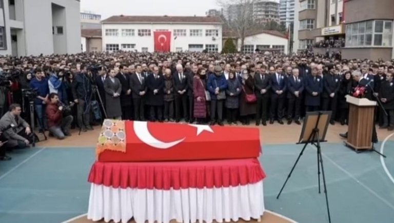 HatiCemya's tweet photo. Hergün gittiği okula...
Mekanın cennet olsun öğretmenim.
#FatmaNurÇelik
#ÖğretmeneŞiddet
#ÖğretmenSahipsizDeğildir https://t.co/NAqij47NU1