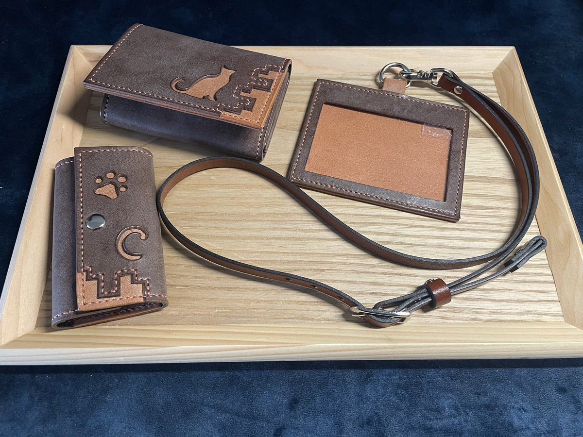 名刺入れとキーケースとIDカードケースと、 揃えて上げるとセット感が