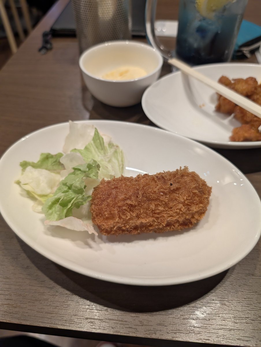 drf924's tweet photo. 池袋ハニハニですみれさんのバースデー😊戻って初めてのBDEVはピンクの衣装。ところで北斗の拳のいいシーンで泣きそうになったのは秘密。
すみれさんお誕生日おめでとうございます🎉🎂
#池袋
#メイドカフェ
#ハニーハニー
#honeyhoney
#バースデーイベント
#BDEV https://t.co/TPwVRfHz5l
