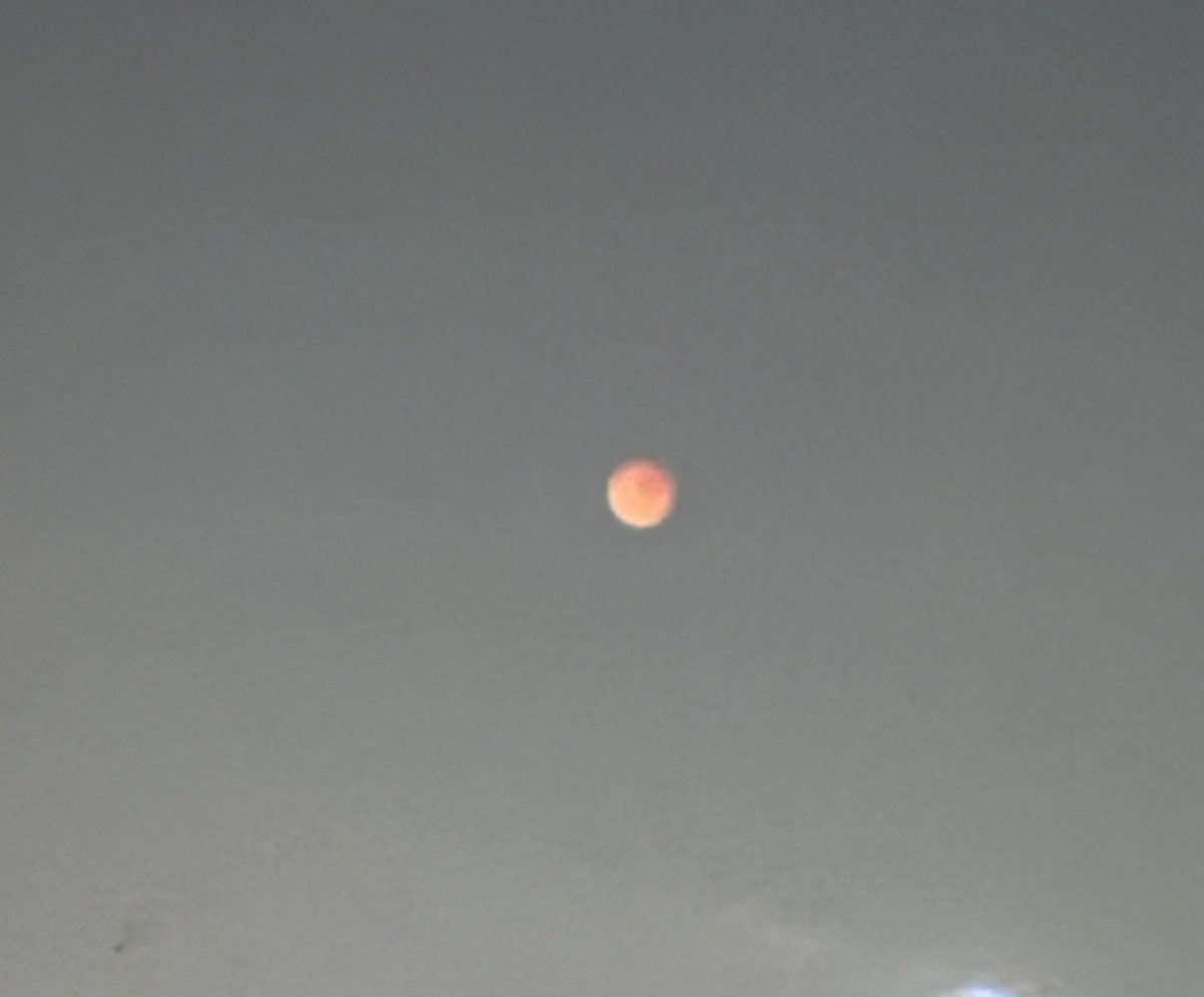 La_Maff's tweet photo. Luna de sangre 5:33 #EclipseLunar ❤️♾️❤️ #TAIB https://t.co/6pwTapDpDd