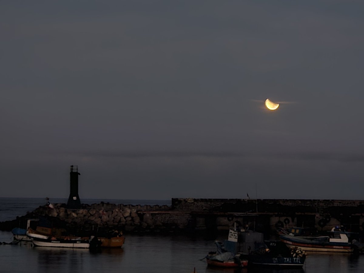 Fraanrequena's tweet photo. El eclipse 🌖 #Antofagasta https://t.co/KuAtRIxJFb