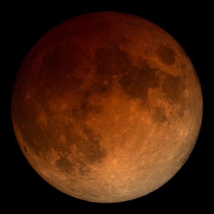 TheSunToday's tweet photo. Greatest Eclipse (11:34 UTC)

☀️🌍🌕 MAXIMUM ECLIPSE! The Moon is deepest in Earth's shadow right now. Southern limb glows dark crimson, northern limb shimmers copper-orange. Peak Blood Moon! 🔴🎨

📺 Watch live: https://t.co/xrFcZ5gBpK https://t.co/OpN6LQEEtI
