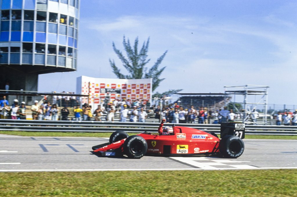 No dramaticemos. 

Brasil 1989, primer Gran Premio del año. 

Este coche (Ferrari 640) no completaba una simulación de carrera en pretemporada. 

Nigel Mansell hasta reservó su vuelo de vuelta antes de tiempo porque contaba con abandonar por rotura. 

Pero ganó.