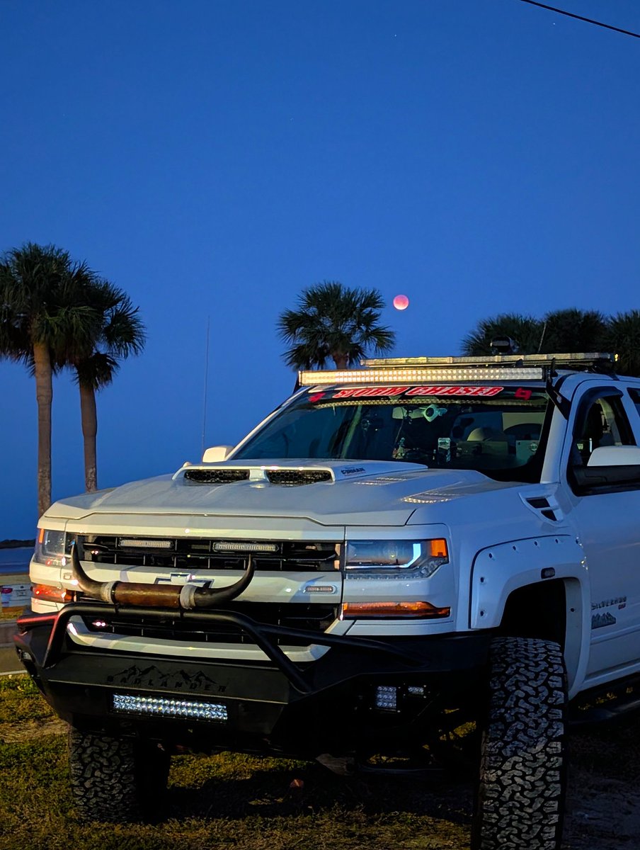 tropicalupdate's tweet image. Blood Moon! Lunar Eclipse this AM from Dunedin Causeway, Florida.