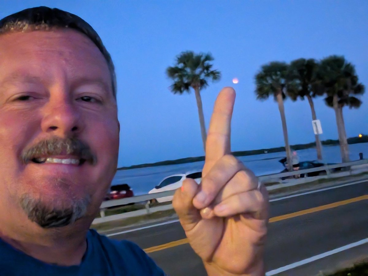 tropicalupdate's tweet image. Blood Moon! Lunar Eclipse this AM from Dunedin Causeway, Florida.
