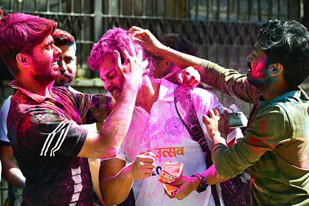 UNI_Photos's tweet photo. In Photos | Students celebrate Holi by putting colours on each other in Delhi. 

📸: Nipun Channa / UNI

#Holi | #Holi2026 | #HoliFestival | #Delhi | #UNI https://t.co/t8Y9rfadph