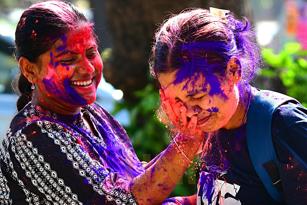 UNI_Photos's tweet photo. In Photos | Students celebrate Holi by putting colours on each other in Delhi. 

📸: Nipun Channa / UNI

#Holi | #Holi2026 | #HoliFestival | #Delhi | #UNI https://t.co/t8Y9rfadph