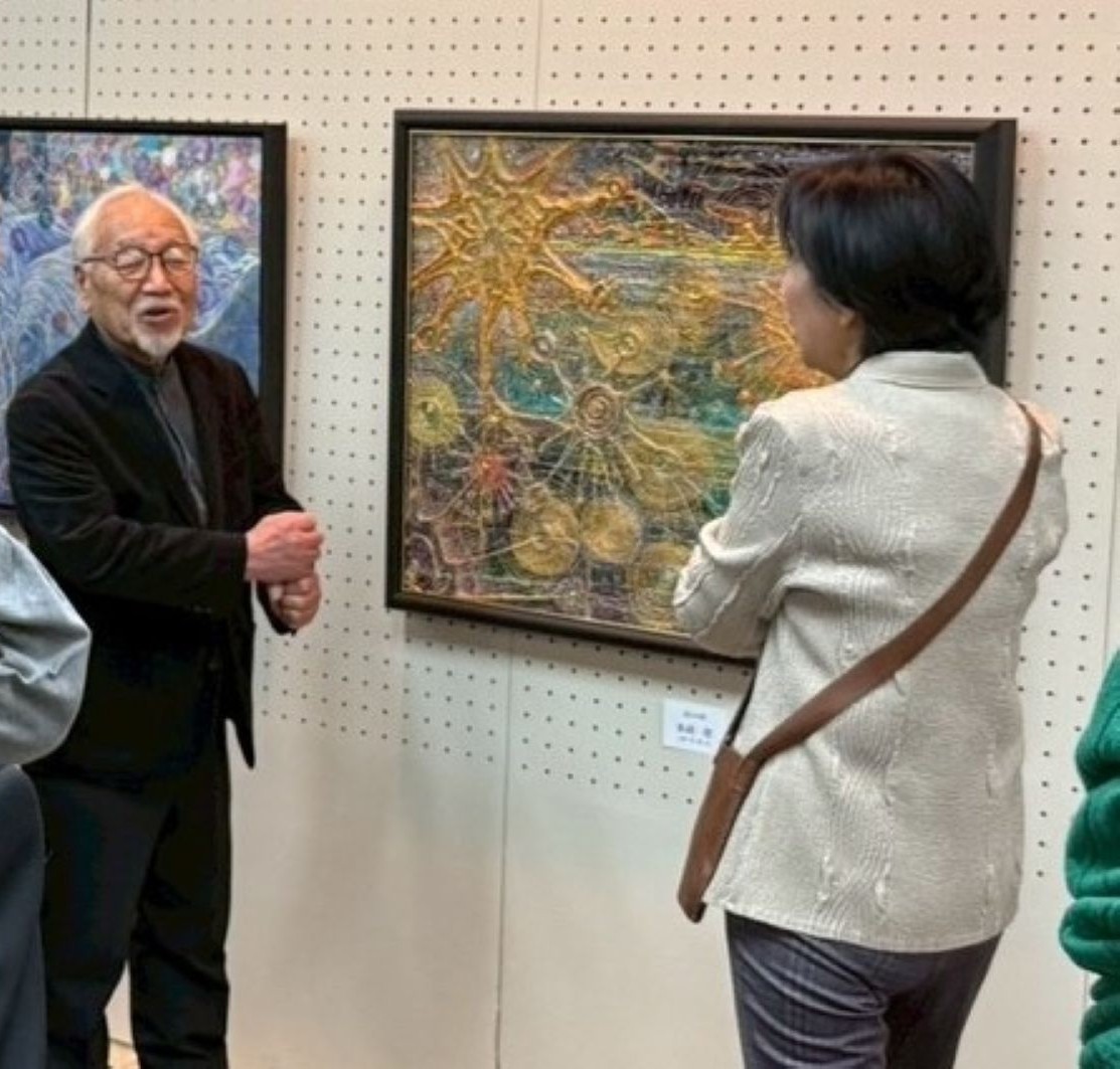 mitanogoru's tweet photo. 小川晶市長のインスタグラムより
前橋市民展ということで、市長（右）と茂木市民展委員長が私の作品を見てくれたそうです。 https://t.co/RvfR5Ft3tA