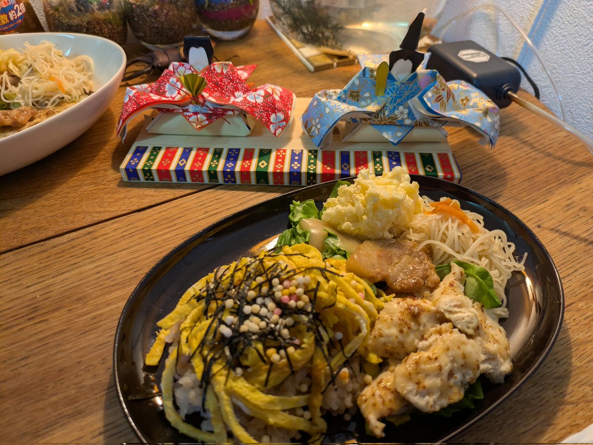 Norimitsu738's tweet photo. ひな祭り、ひな人形保育園で手作りしてきた息子。毎年クオリティが高くなってる。手作りちらし寿司と一緒に！
#ひな祭り https://t.co/v8dEkVlJ7l