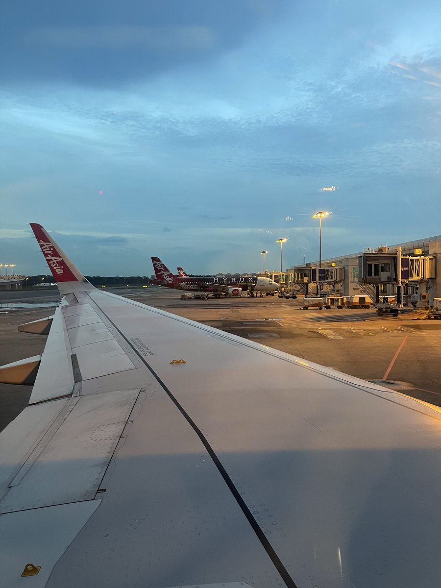 ChingYuTan's tweet photo. As I board my flight, it's a stark reminder of how fortunate we are to be living in peace. And not to take it for granted, because tomorrow's never promised.

Prayers to my friends and family in the middle east 🙏🕊️ https://t.co/walSSo6xAi