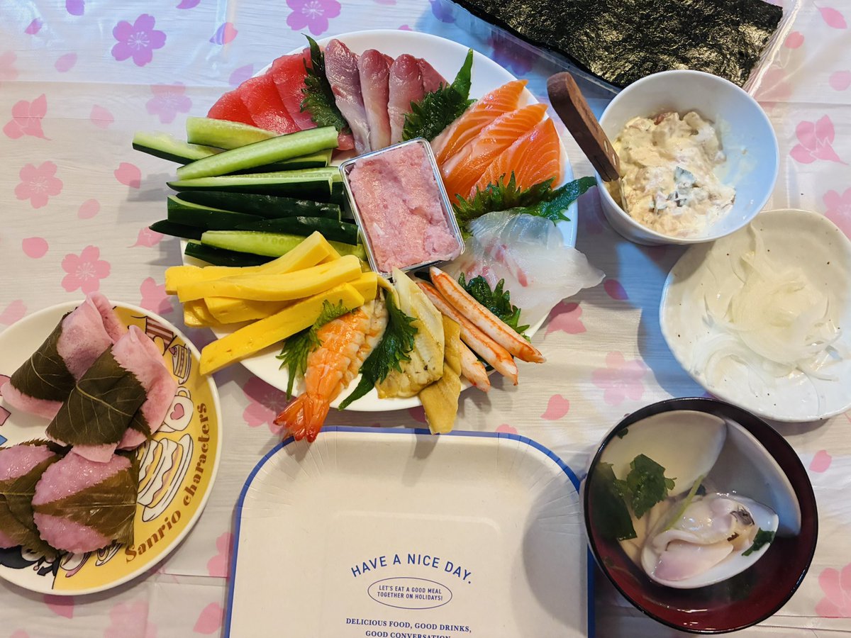 chero11299's tweet photo. #おうちご飯　#ひな祭り　#手巻き寿司　#蛤のお吸い物　#道明寺

お雛様🎎ごめんなさい🙇‍♀️
来年は忘れないよ🙏 https://t.co/jV8c9svram