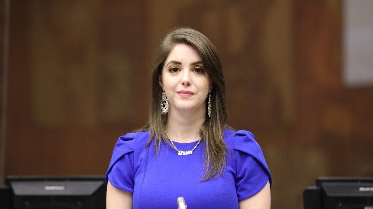 Si un funcionario público falta 3 días consecutivos al trabajo queda fuera automáticamente. En cambio esta Asambleista es sancionada 3 veces en el mismo período por faltas graves y sigue campante. Por asepsia paren esto
! Basta de mediocres !
#RedDeTuiterosDemocraticos