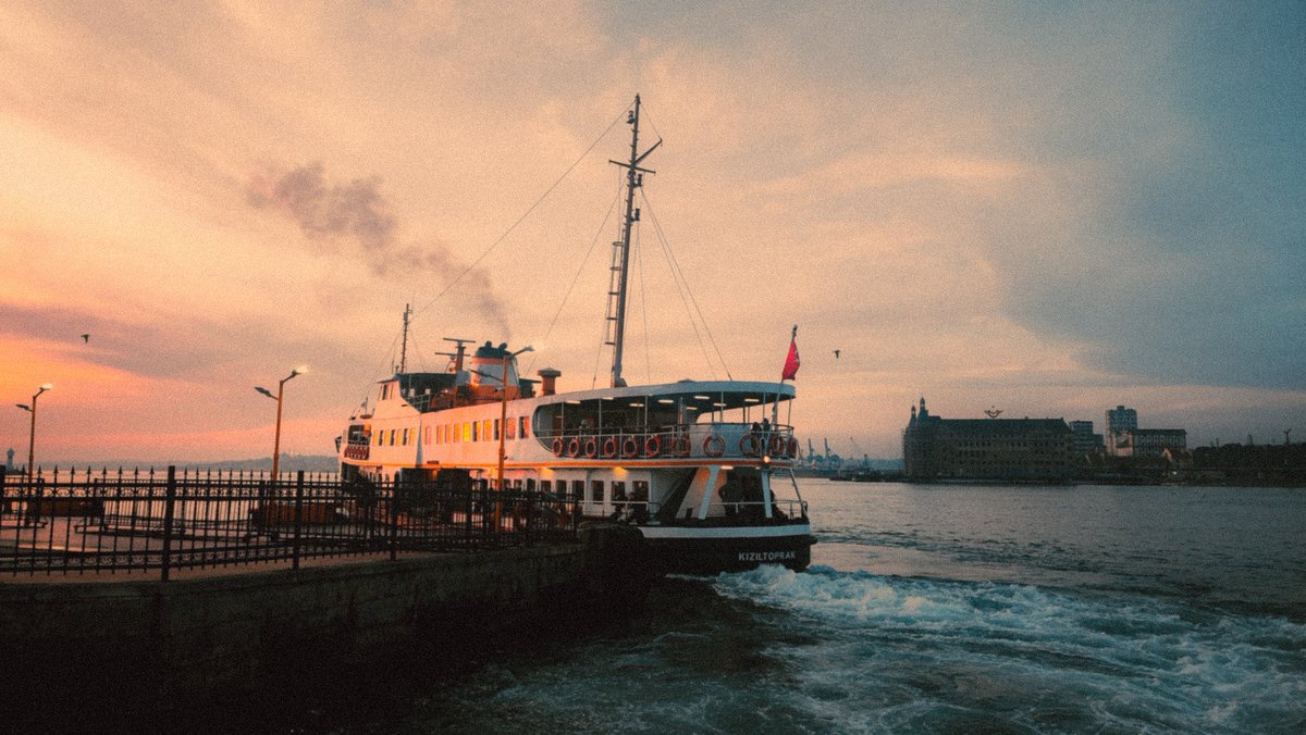 etginlik's tweet photo. Kadıköy'de altın gün batımı. https://t.co/WZbiZ8Y7qN
