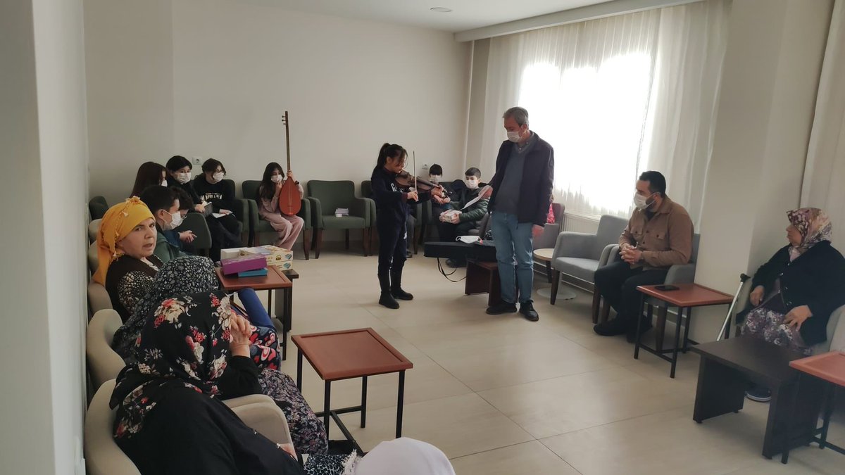 İlçe Milli Eğitim Müdürğmüz ve öğrenciler Huzurevi ve Yaşlı Bakım Merkezi misafirlerini ziyarette bulundu. @DrMehmet_gok2 <a href="/tcmeb/">Millî Eğitim Bakanlığı</a> <a href="/emre_caliskan/">Emre Çalışkan</a> <a href="/denizlimem/">Denizli İl Millî Eğitim Müdürlüğü</a>