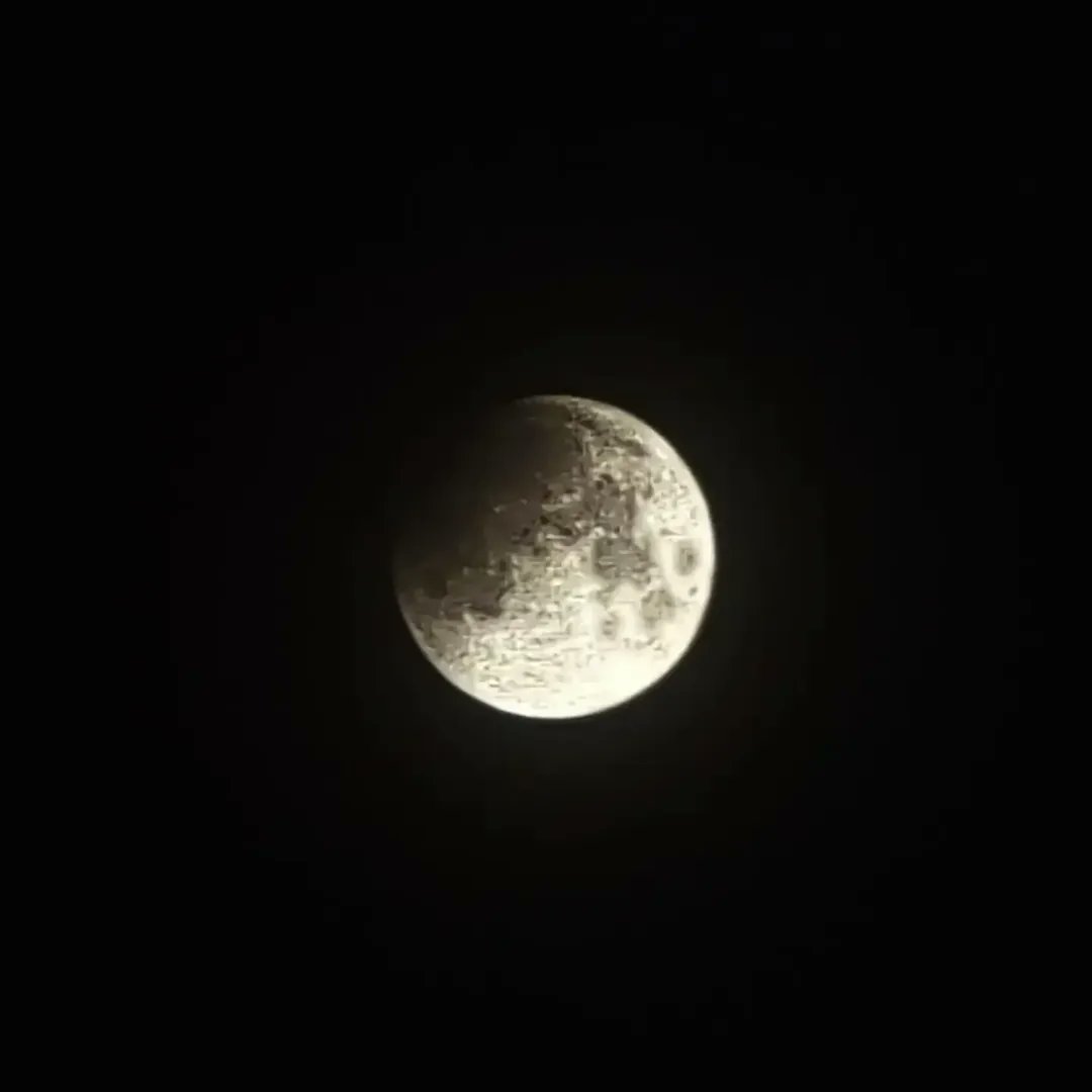 khadbae's tweet photo. It became more difficult to take clear pictures as the eclipse progressed but I am glad I woke early to capture it. 🌕🌔🌓🌒🌑 https://t.co/qeO77YWtYu
