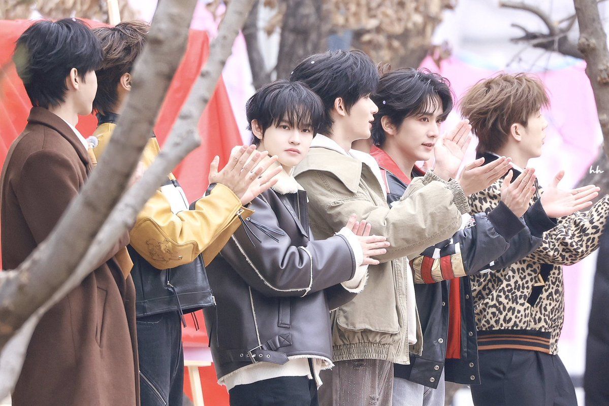 Guys Kata -Chenle juga di bbl, kalo guest laki2 nya pada tinggi2 banget. Walaupun chenle tingginya 175+ dan pake sepatu sol tetep gak membantu 😭😅 dan dia keliatan jadi kayak anak SD 😭🤏🏻
Gemes sekali adek chenle cimit2 😭🤏🏻🤏🏻