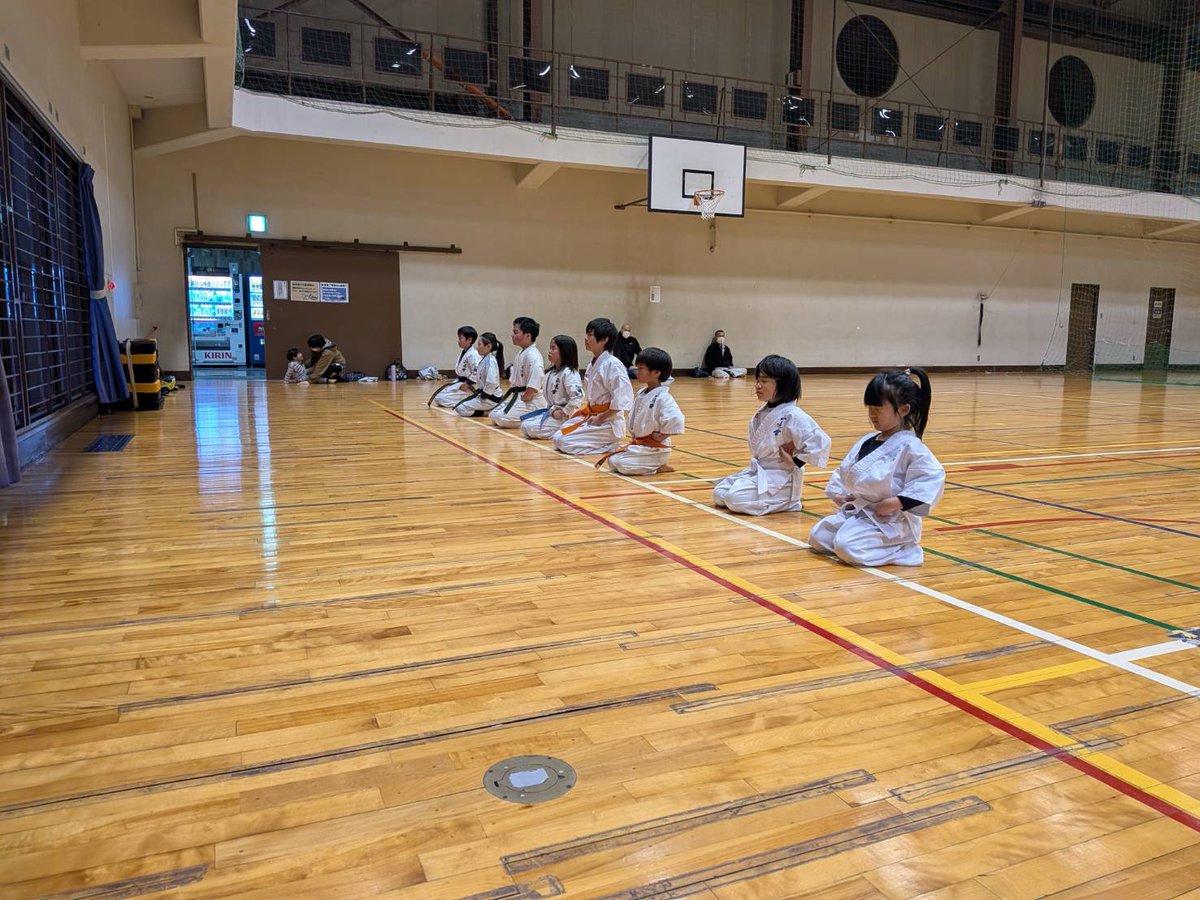 火曜日「青少年健全育成活動」
目をつむってじっと止まる黙想がレベル高すぎとしても、目を開けても良いから止まって周りを観察してみよう。
「視線と呼吸と心臓と脳みそを動かしても良いから手足を止めて目的達成の準備をしてみよう！」