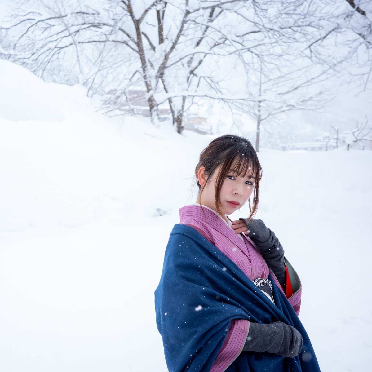 降りしきる雪、雪、雪また雪よ...。
 
#あかね さん
<a href="/pandamama911/">あかね🧡</a> 

#雪中 
#和服 

#GRIIIx