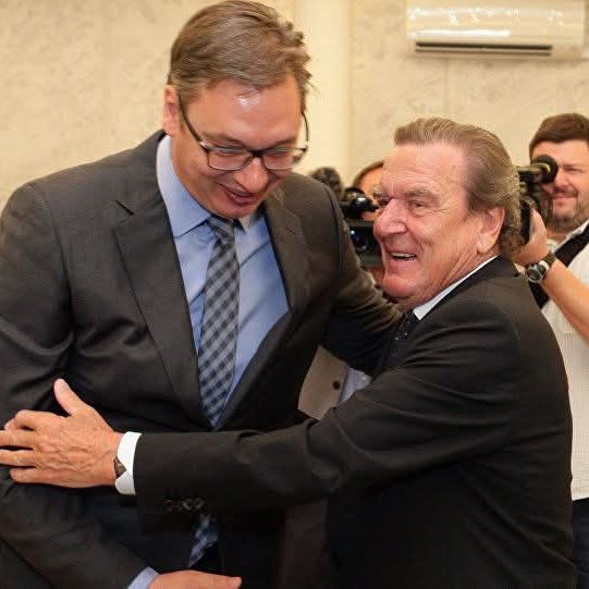 CacanskiFront's tweet photo. Rektor Djokić i Picula.
Zagrljaj pun emocija zbog stana od 110 kvadrata,koji je Djokić dobio zahvaljujući Piculi ,99.godine za vreme bombardovanja. https://t.co/bdNU6imU2J
