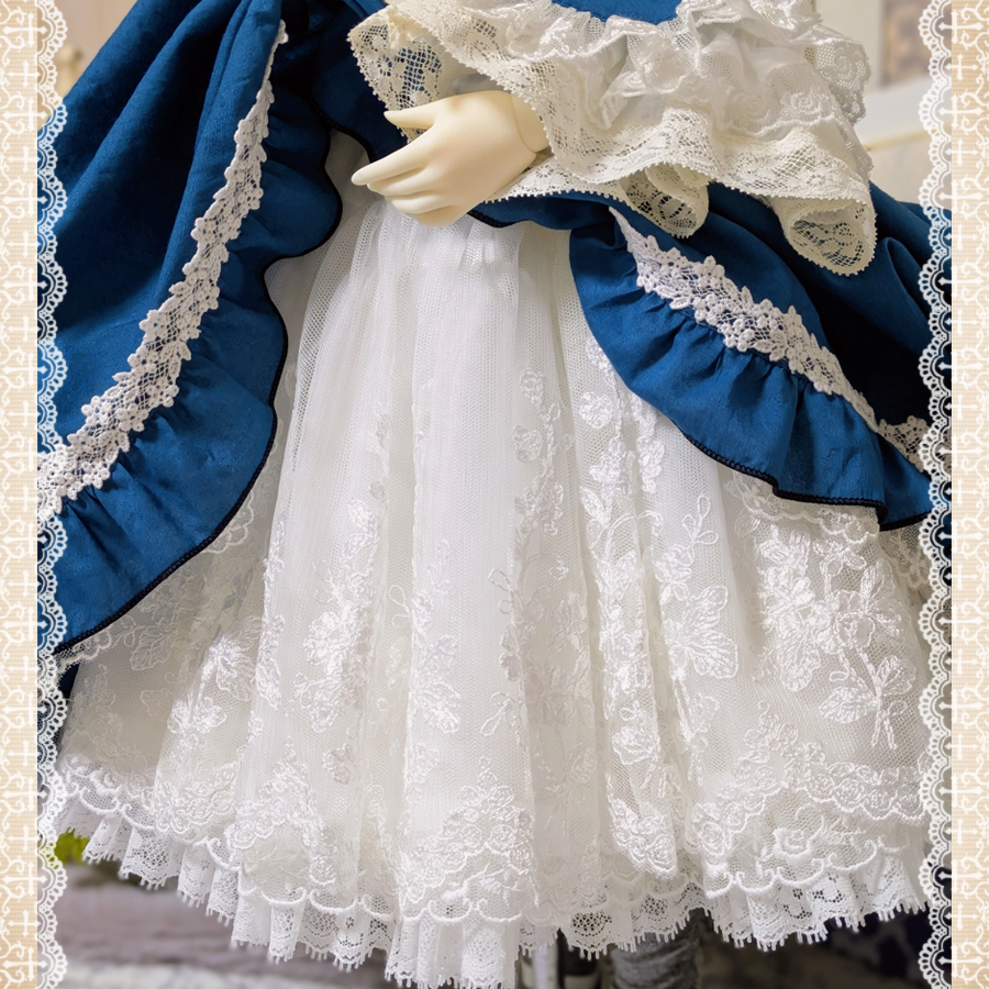 次の出品予定のお洋服は、アンダースカートがいつもよりもちょっと豪華です。
分かりにくいですが、チュール生地とレースを重ねています。
ワンピースのスカート部分が重なるとほとんど見えないのですが、小さなこだわりです。