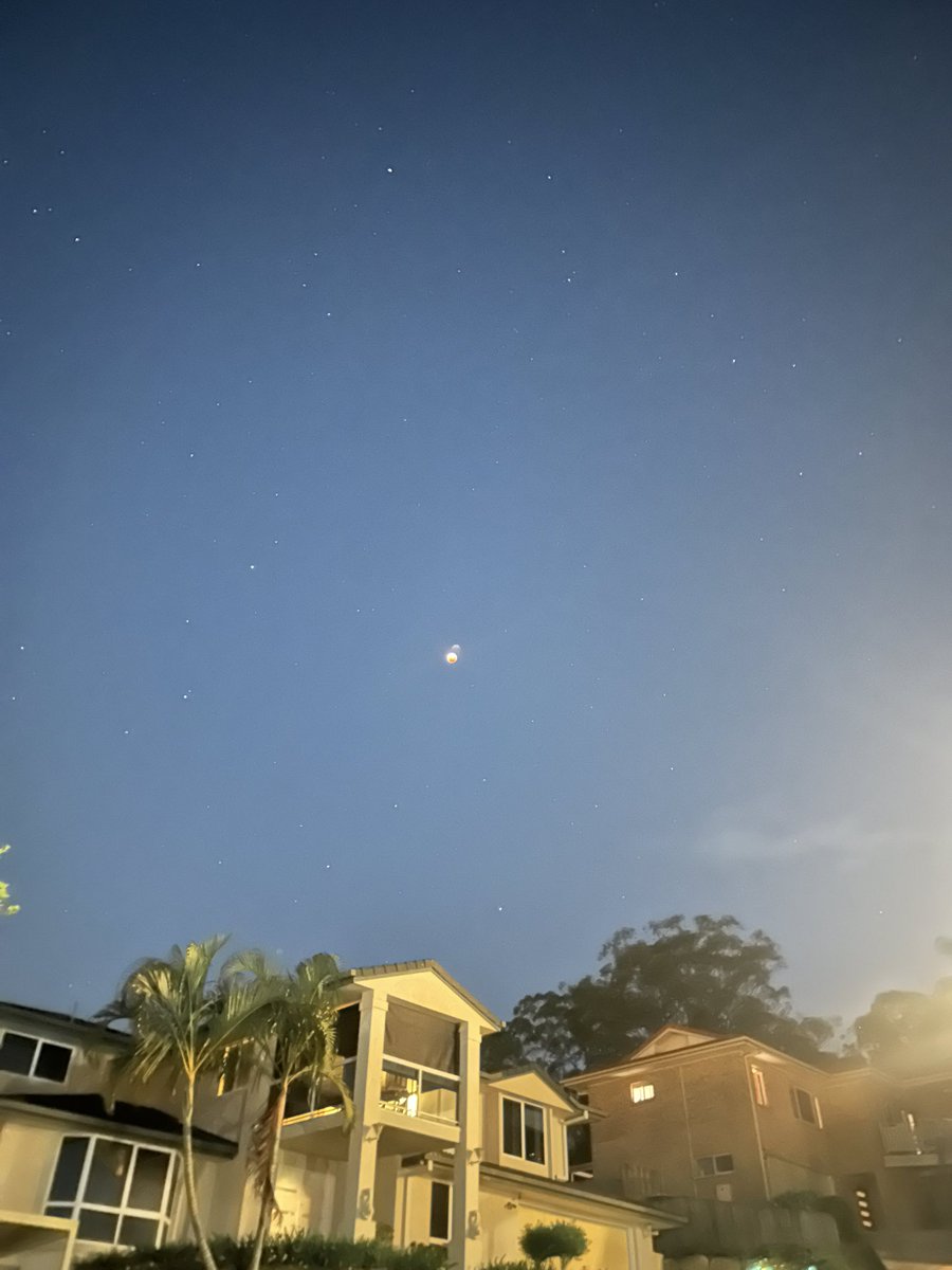 AngieStcrz's tweet photo. This beautiful #BloodMoon from my house in Brisbane! 🌙 🇦🇺 
#EclipseLunar https://t.co/4t3h3nXvSo
