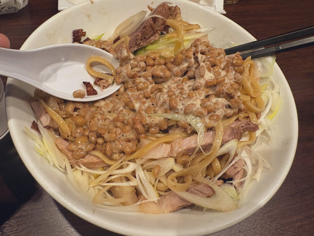 weccri's tweet photo. ピコピコポン
限定
葱油の冷たい麺（麺増し、納豆2、バラナンコツ、豚一枚）
気が狂うほど美味い… https://t.co/hJDcuCpi5F
