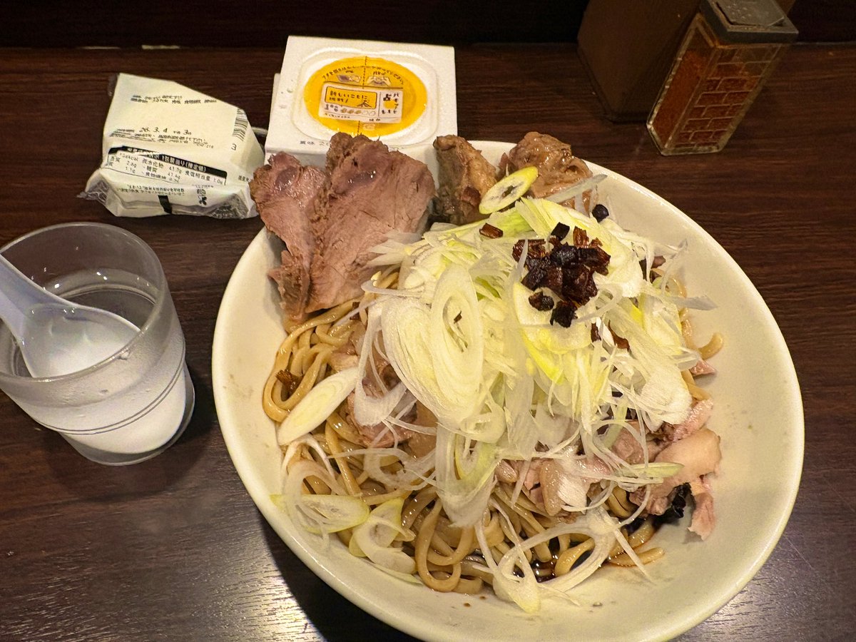 weccri's tweet photo. ピコピコポン
限定
葱油の冷たい麺（麺増し、納豆2、バラナンコツ、豚一枚）
気が狂うほど美味い… https://t.co/hJDcuCpi5F