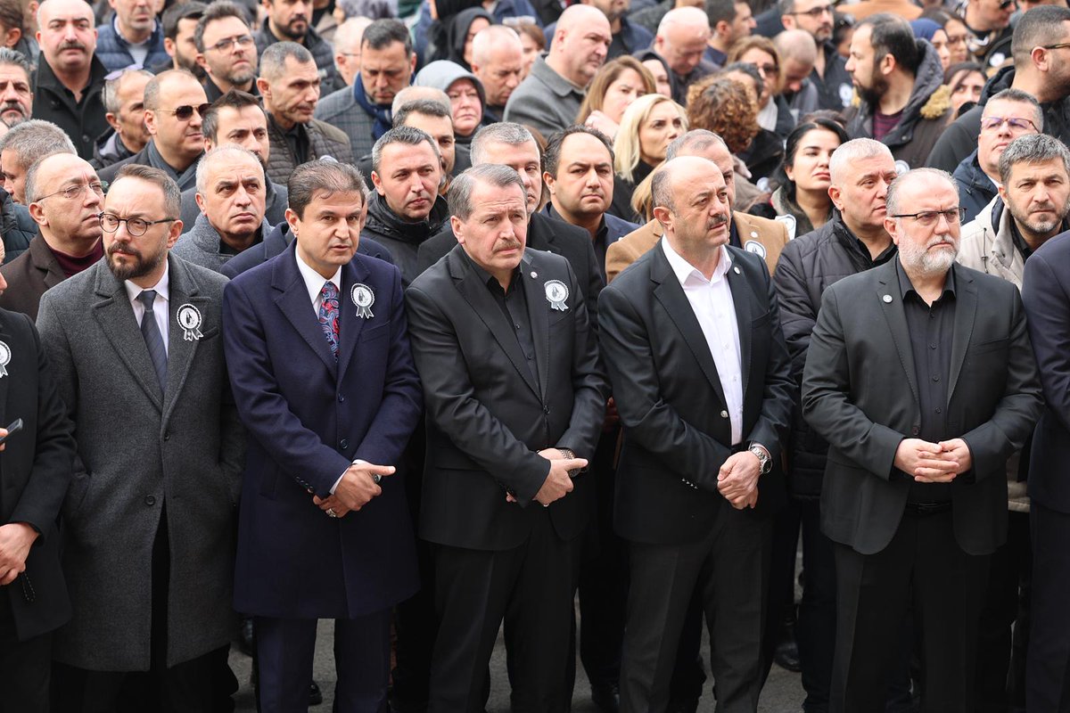 EgitimBirSen's tweet photo. Öğretmeni olduğumuz öğrenci tarafından öldürülmek ölümden acı.

Genel Başkanımız Ali Yalçın, Genel Başkan Yardımcılarımız ve İstanbul teşkilatlarımızla birlikte, sınıfta ders anlatırken katledilen Fatma Nur Çelik öğretmenimizi İstanbul-Çekmeköy Taşdelen Borsa İstanbul Mesleki ve Teknik Anadolu Lisesi'nde düzenlenen törenle ebediyete uğurladık.

Öğrencisi tarafından bıçaklanarak katledilen kıymetli öğretmenimizin acısını yaşayan okul yönetimine, öğretmenlerimize ve tüm personele taziye ziyaretinde bulunduk. 

▪️Yarın işimizi yapabilmek için bugün İstanbul genelinde iş bıraktık. 

▪️Acımız büyük, hüznümüz derin, yüreğimiz yangın yeri. 

▪️ İnsanlığa, ailesine, milletine faydalı olsun diye yetiştirmeye çalıştığımız öğrencimizin canımızı alıyor olması, tarifi mümkün olmayan bir acı.

▪️Okullarımızda öğrenci kisvesi altında şiddet eğilimli kişiliklerin oluşturduğu sorunlar, çözülmesi gereken ciddi bir güvenlik meselesine dönüşmüştür.

▪️Okulları idareten değil, hakikaten güvenli kılmak zorundayız.

▪️Bu şiddet sarmalı bir an önce bitmeli, eğitimciler işini güven ortamında yapmalı, okulların güvenlik problemi bir an önce çözülmeli. 

🔻Çağrımız, öğretmenin itibarını koruma çağrısıdır.

🔻Çağrımız, güvenli okul çağrısıdır.

🔻Çağrımız, şiddetsiz bir gelecek çağrısıdır.

Fatma Nur öğretmenimizin aziz hatırası önünde söz veriyoruz:

Okullarımızı şiddetin konusu olmaktan çıkarana kadar mücadelemizi sürdüreceğiz. Eğitim çalışanlarının güvenliği sağlanana kadar sesimizi yükseltmeye devam edeceğiz. 

Mekanın cennet olsun Fatma Nur Öğretmenimiz.