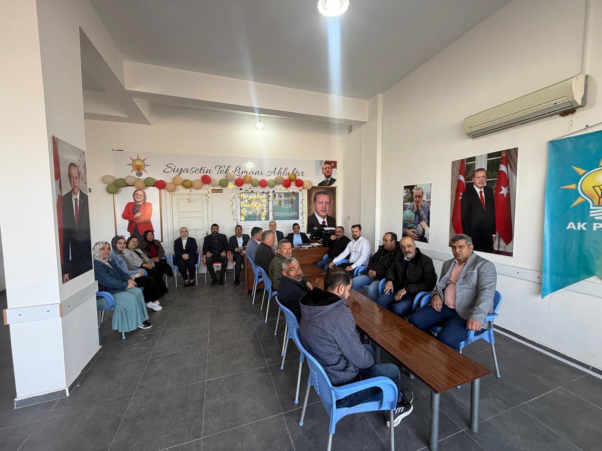 Araban Ak Parti İlçe toplantımızı yaptık Hayırlara vesile olmasını temenni ediyorum..
<a href="/abuyukgumus/">Ahmet Büyükgümüş</a> 
<a href="/fmfedaioglu/">Fatih Muhaddis FEDAİOĞLU</a> 
<a href="/FatmaSahin/">Fatma Şahin</a> 
<a href="/AKPartiG_Antep/">AK Parti Gaziantep</a> 
<a href="/EyupOzkececi/">Mehmet Eyup Özkeçeci</a> 
<a href="/irfancelikaslan/">İrfan Çelikaslan</a> 
<a href="/BBozgeyik_27/">Bünyamin Bozgeyik</a> 
<a href="/halilugur1971/">Halil UĞUR</a> 
<a href="/mesutbozatli/">Av.Mesut Bozatlı 🇹🇷</a>