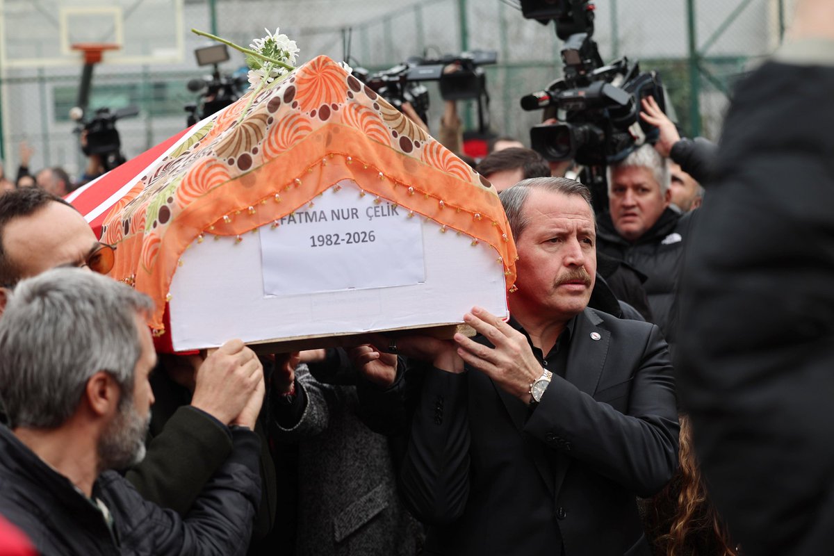 EgitimBirSen's tweet photo. Öğretmeni olduğumuz öğrenci tarafından öldürülmek ölümden acı.

Genel Başkanımız Ali Yalçın, Genel Başkan Yardımcılarımız ve İstanbul teşkilatlarımızla birlikte, sınıfta ders anlatırken katledilen Fatma Nur Çelik öğretmenimizi İstanbul-Çekmeköy Taşdelen Borsa İstanbul Mesleki ve Teknik Anadolu Lisesi'nde düzenlenen törenle ebediyete uğurladık.

Öğrencisi tarafından bıçaklanarak katledilen kıymetli öğretmenimizin acısını yaşayan okul yönetimine, öğretmenlerimize ve tüm personele taziye ziyaretinde bulunduk. 

▪️Yarın işimizi yapabilmek için bugün İstanbul genelinde iş bıraktık. 

▪️Acımız büyük, hüznümüz derin, yüreğimiz yangın yeri. 

▪️ İnsanlığa, ailesine, milletine faydalı olsun diye yetiştirmeye çalıştığımız öğrencimizin canımızı alıyor olması, tarifi mümkün olmayan bir acı.

▪️Okullarımızda öğrenci kisvesi altında şiddet eğilimli kişiliklerin oluşturduğu sorunlar, çözülmesi gereken ciddi bir güvenlik meselesine dönüşmüştür.

▪️Okulları idareten değil, hakikaten güvenli kılmak zorundayız.

▪️Bu şiddet sarmalı bir an önce bitmeli, eğitimciler işini güven ortamında yapmalı, okulların güvenlik problemi bir an önce çözülmeli. 

🔻Çağrımız, öğretmenin itibarını koruma çağrısıdır.

🔻Çağrımız, güvenli okul çağrısıdır.

🔻Çağrımız, şiddetsiz bir gelecek çağrısıdır.

Fatma Nur öğretmenimizin aziz hatırası önünde söz veriyoruz:

Okullarımızı şiddetin konusu olmaktan çıkarana kadar mücadelemizi sürdüreceğiz. Eğitim çalışanlarının güvenliği sağlanana kadar sesimizi yükseltmeye devam edeceğiz. 

Mekanın cennet olsun Fatma Nur Öğretmenimiz.