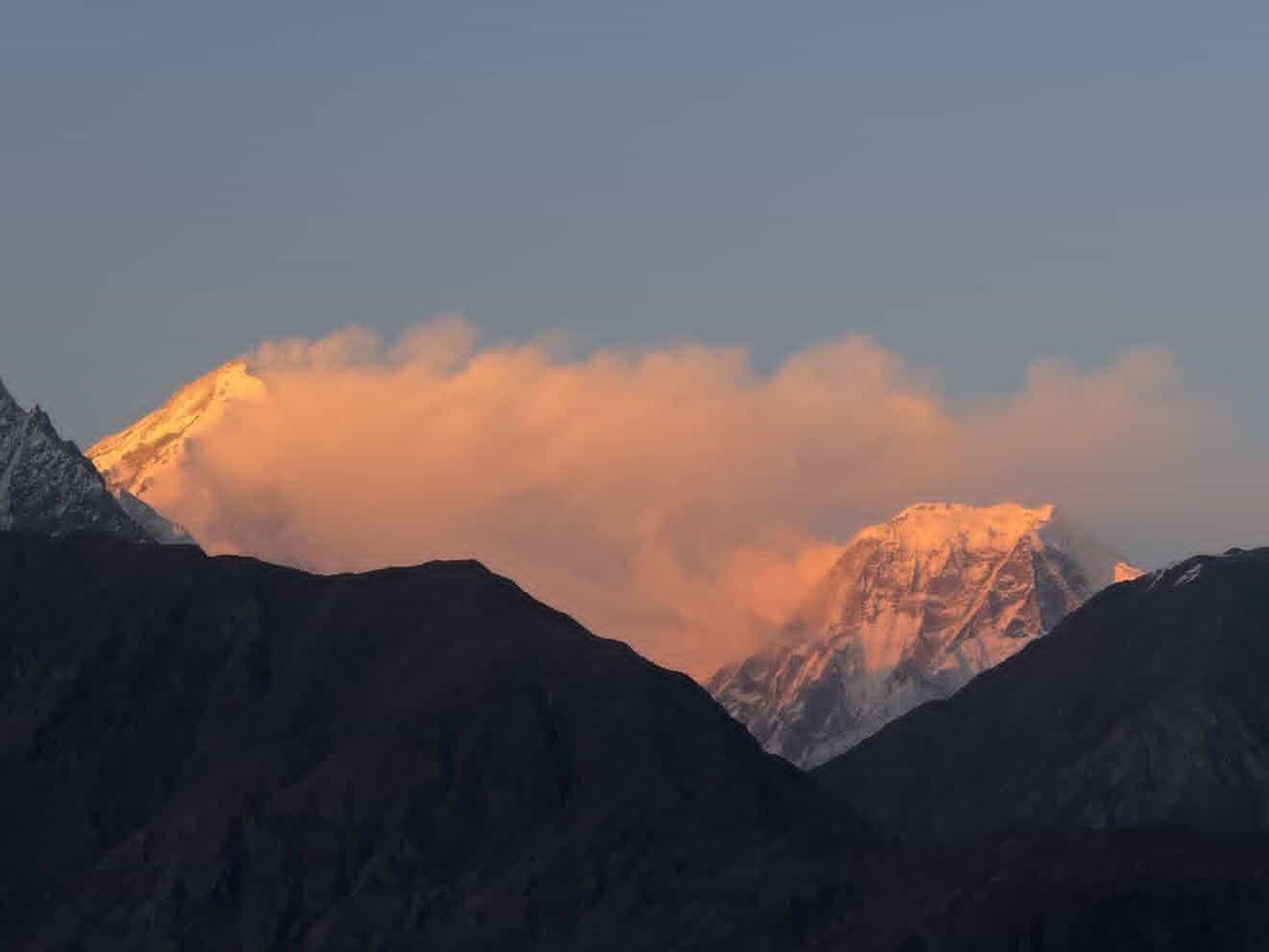 The_North_Blood's tweet image. Watching the sunset today felt like hitting pause in life for a moment, just breathing it all in and letting the colors do their magic.

#sunset #sunsetlovers #Gilgit #Karakoram  #sunsetphotography #SunsetViews  #Rakaposhi 🏔️
