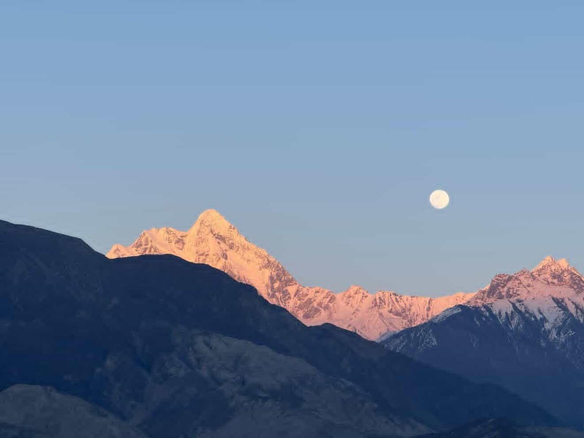 The_North_Blood's tweet image. Watching the sunset today felt like hitting pause in life for a moment, just breathing it all in and letting the colors do their magic.

#sunset #sunsetlovers #Gilgit #Karakoram  #sunsetphotography #SunsetViews  #Rakaposhi 🏔️